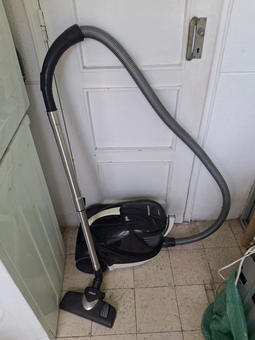 Aspirador com depósito de água