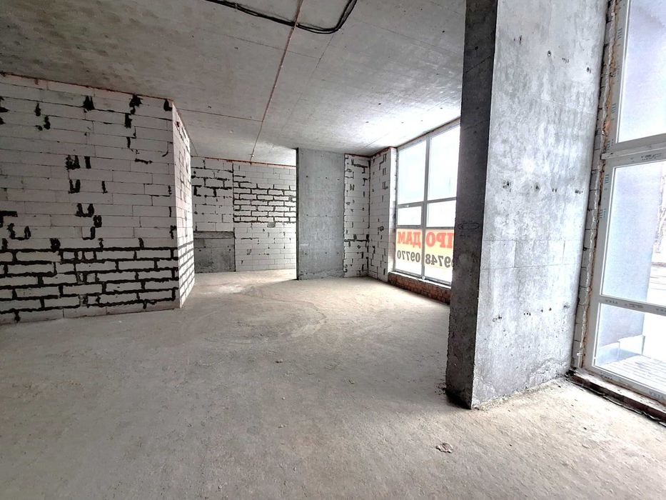 Продаж торгівельного приміщення 97,26 м² у ЖК Кристал