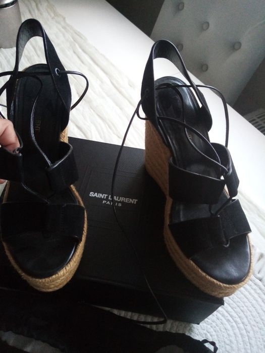 Saint Laurent na koturnie sandały