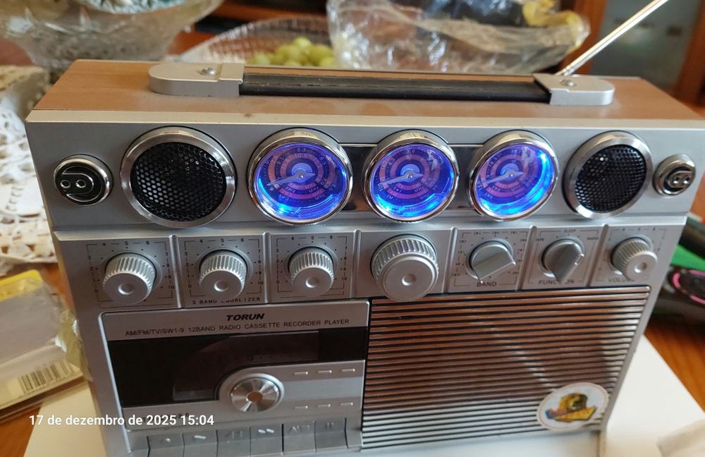 Radio portátil, pilhas e corrente