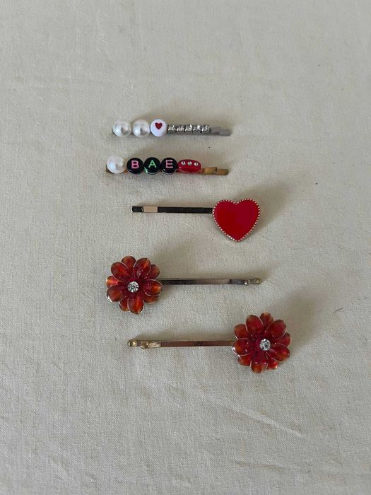 Ganchos de cabelo com pérolas, coração e flores – 5 unidades