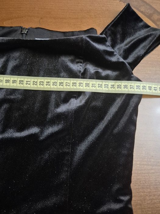 Неймовірно гарна чорна сукня з блиском.