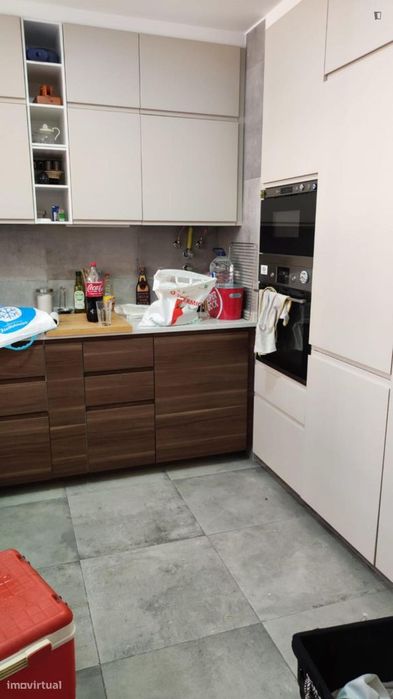 Quarto - localizado em Chelas Lisbon
