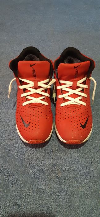 Продам женские ботинки NIKE