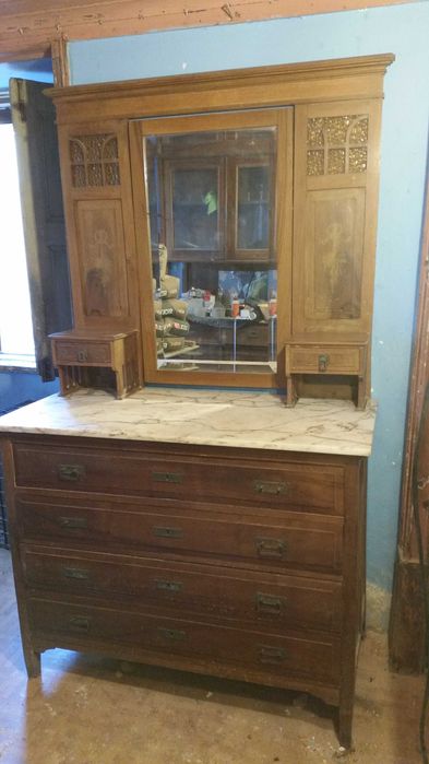 Comoda antiga com espelho.