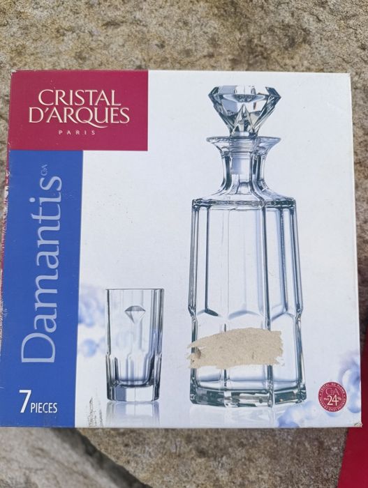 Decantador e copos de cristal