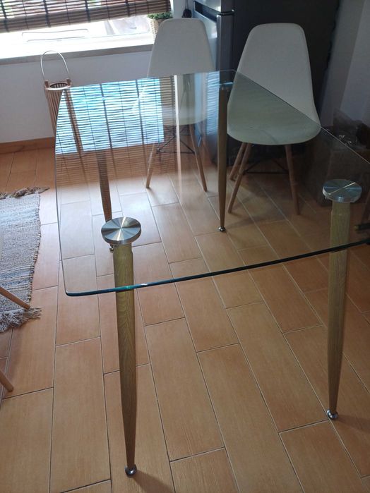Mesa de cozinha em vidro com pés de madeira