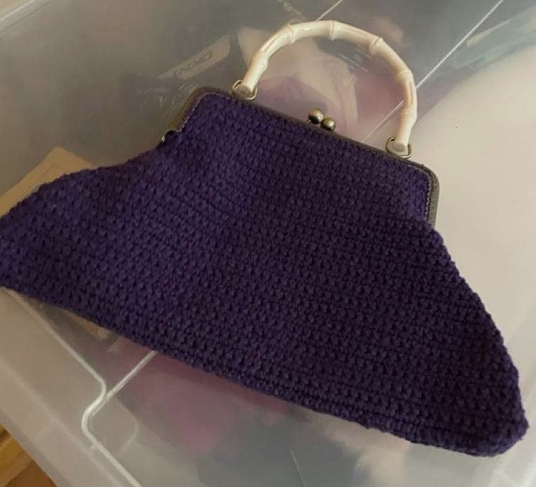 Mala artesanal brasileira em roxo