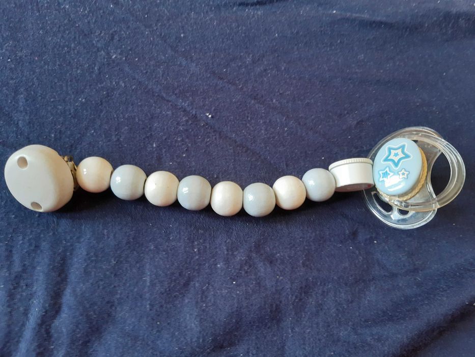 NOWA Drewniana zawieszka do smoczka łańcuszek drewniany dla chłopca