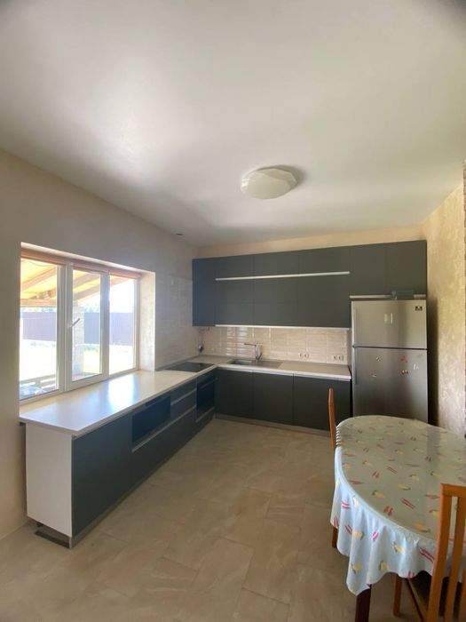 6 хвилин/ 1.5 км.м на авто до траси!Будинок з жилим,частковим ремонтом