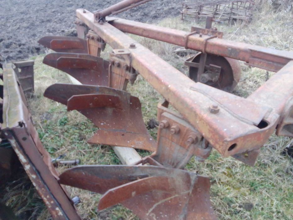 Продам плуг чотири по 35