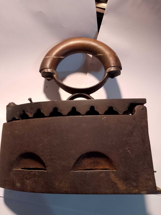 stare żelazko na węgiel, duże masywne