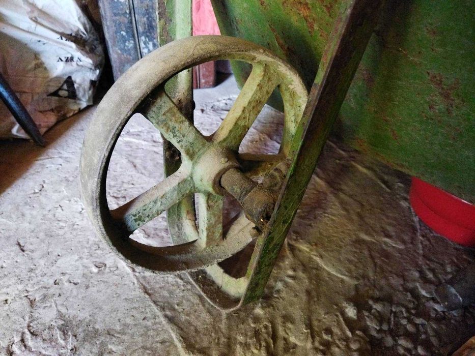 Тачка металлическая строительная