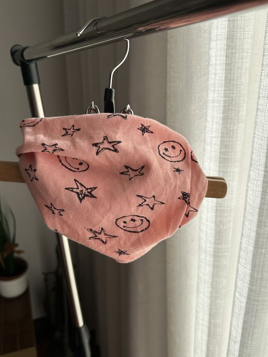 Gola menina rosa com smiles e estrelas