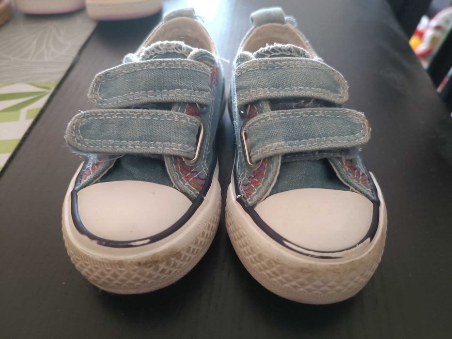 Sapatos de bebê de várias marcas