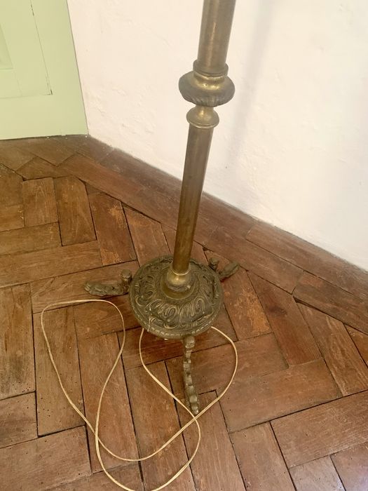 Candeeiro de pé antigo