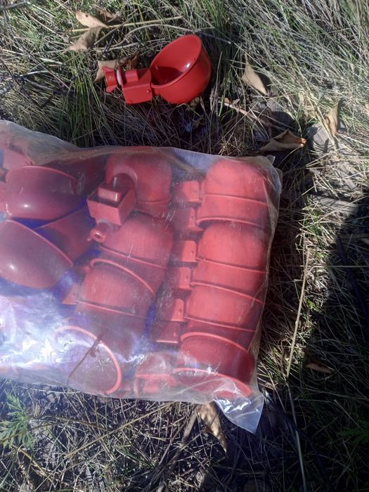 Автоматична чашкова поїлка  для  курей