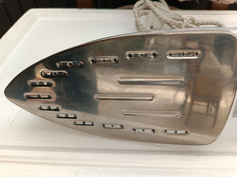 Ferro de engomar a vapor.