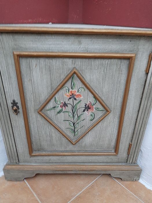 Móvel de canto antigo