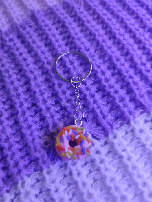 Porta-chaves de donut rosa claro  e granulados