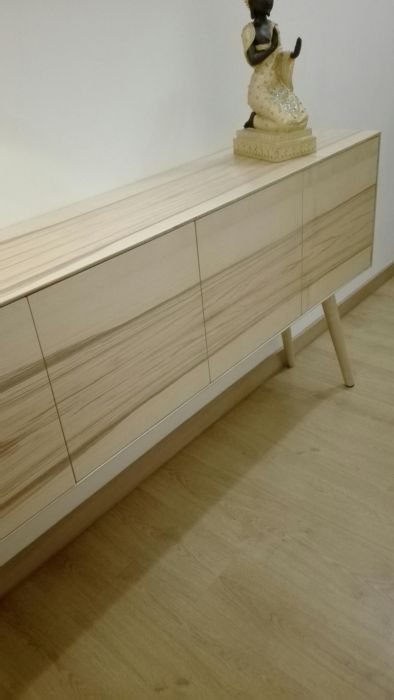 Aparador/ Consola em madeira natural.