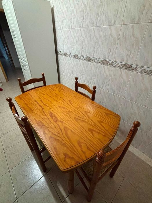 Mesa Madeira 120 cm extensível + conjunto 4 cadeiras
