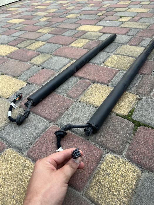 Амортизатор кришки багажника (двері 3/5-й задньої) 4KE827851A VAG