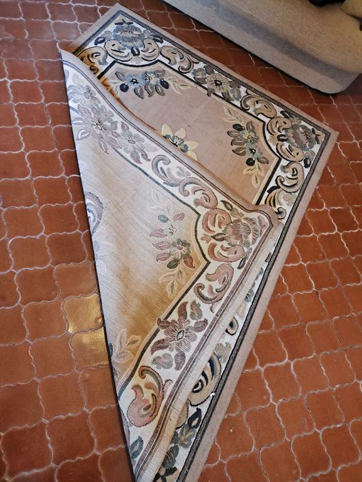 Carpete em Tons de Bege e Castanho