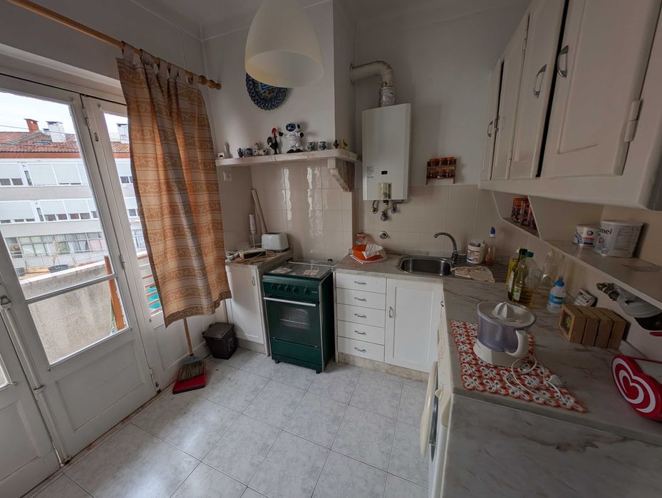 Apartamento T2 em Algés renovado cozinha semi-equipada