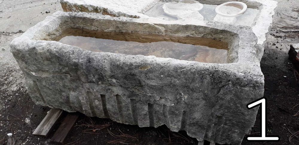 Pias antigas em pedra