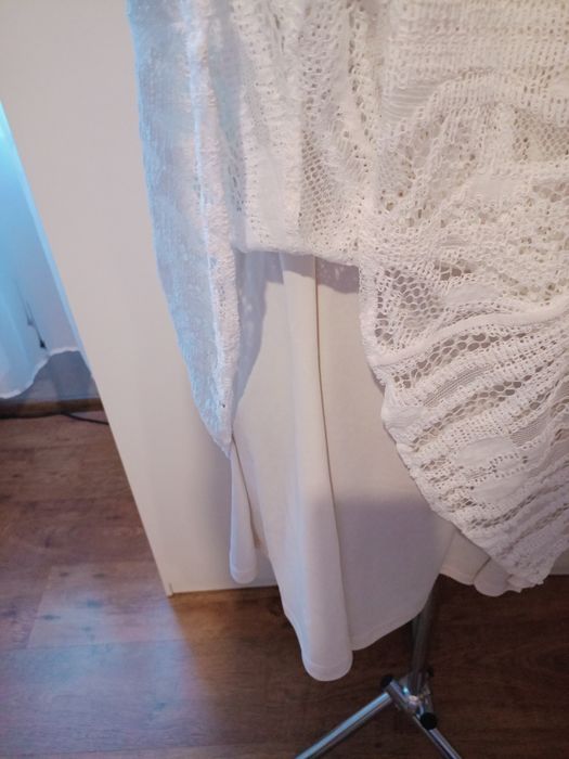 Biała sukienka na ramiączkach koronkowa Zara.