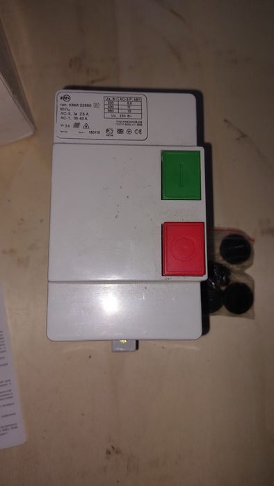 Контактор КМИ22560 25А в оболочке Ue=220В/АС3 IP54 IEK