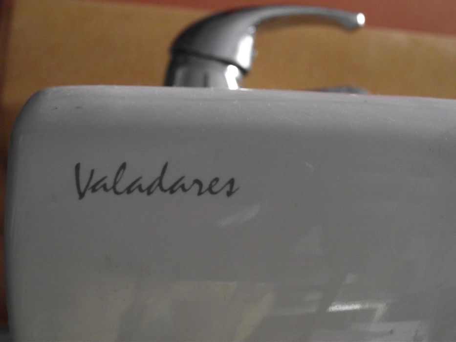 Conjunto - Lavatório compacto Valadares mais torneira Bruma