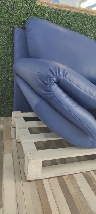 Sofá azul em imitação de pele