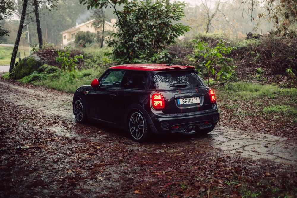 Mini John Cooper Works com muito material