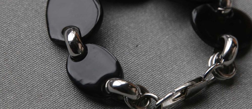 Pulseira de bijutaria com pedras pretas