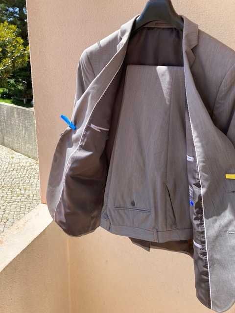 Fatos de homem praticamente novos