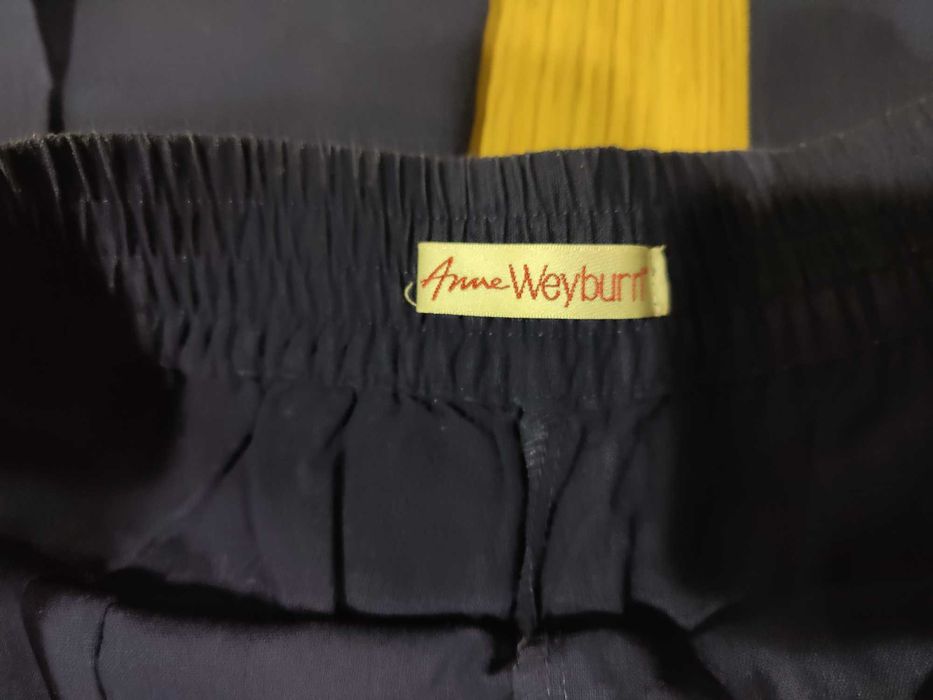 Calças azuis em tecido, perna direita