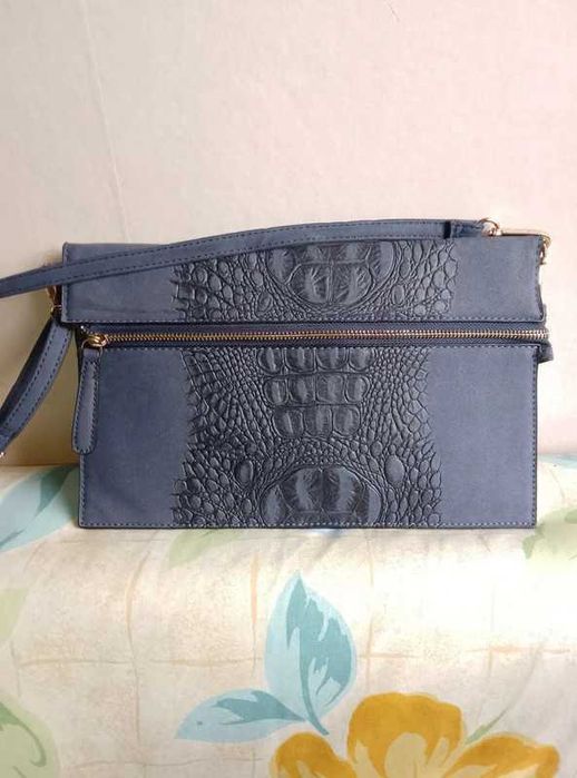 Carteira azul a tiracolo, gira!