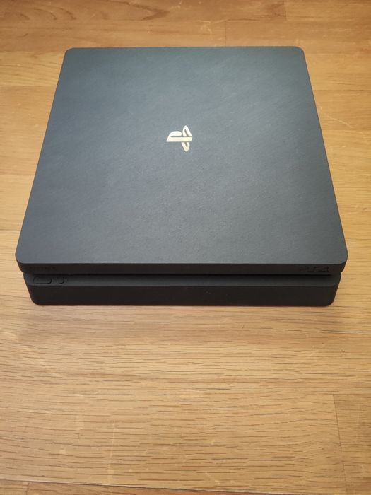 PS4 com jogos e cabos