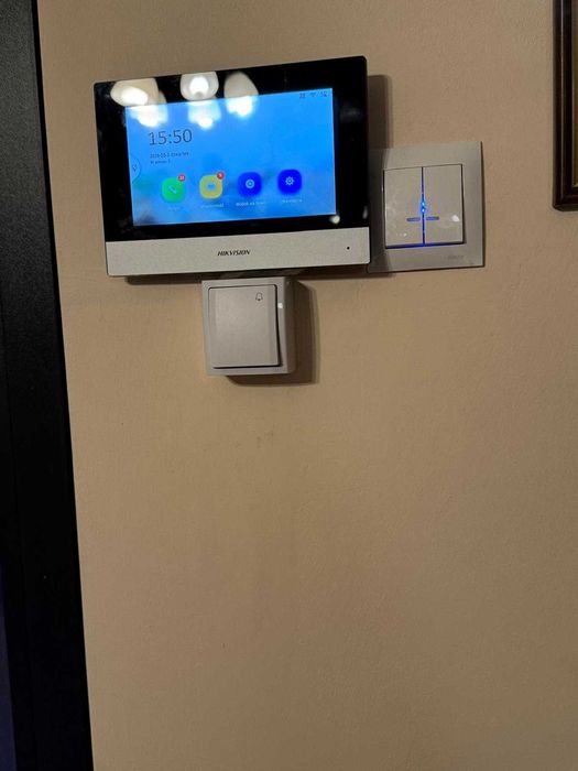 Wideodomofon Hikvision + montaż Sterowanie z telefonu furtką i bramą