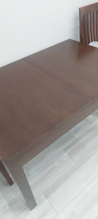 Stół  rozkładany z krzeslami