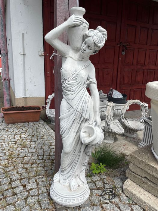 Betonowe posągi i donice ogrodowe