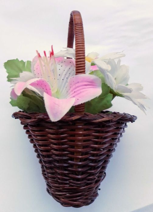 Cestinha de flores em verga