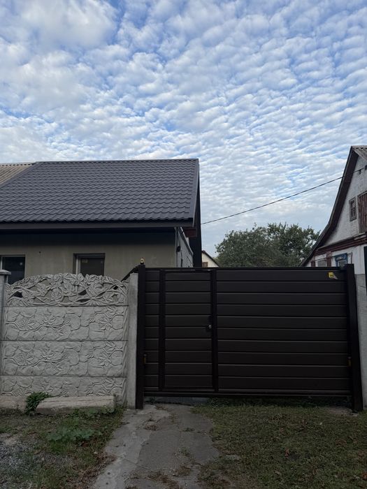 Продаж 1/2 будинку на Соцмісті | 6 соток | Автоматичні ворота