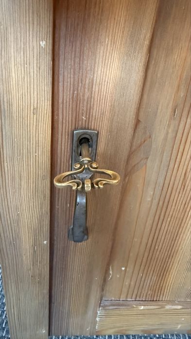 Oryginalny kredens rustykalny w kolorze orzecha