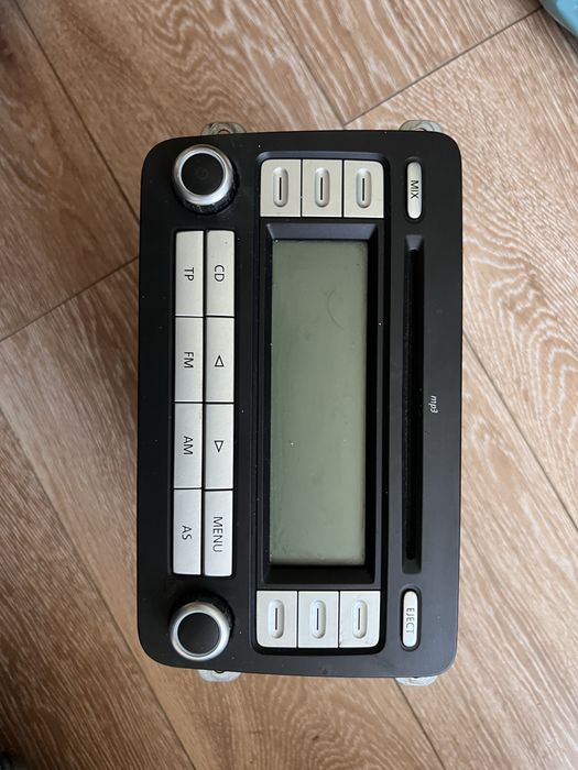 Oryginalne radio VW RCD 300 MP3 Passat B6 Golf V stan bdb
