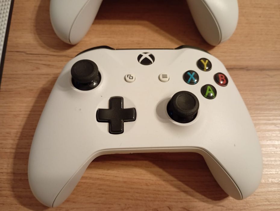 Konsola Xbox one S 1TB  z napędem 2 Pady