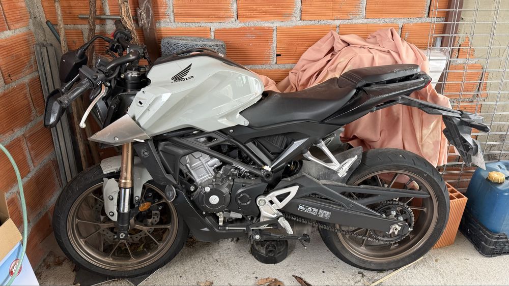Mota honda cb125r 2021 acidentada com documentação