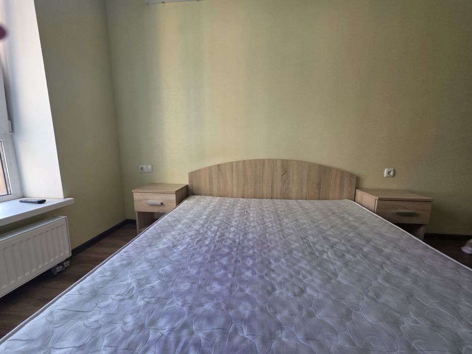 Продам двуспальну кроватьз тумбочками і матрецем
